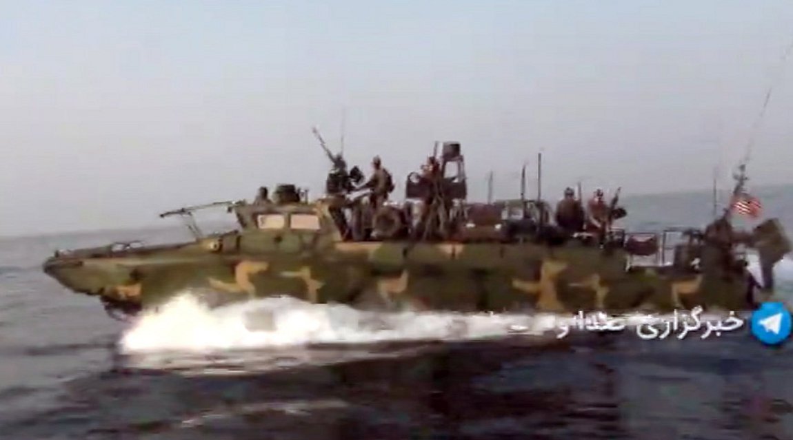 Ιράν: Πλάνα από καταδίωξη αμερικανικών πολεμικών πλοίων μετέδωσε η ιρανική τηλεόραση