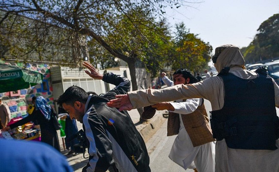 Αφγανιστάν: Οι Ταλιμπάν χτύπησαν δημοσιογράφους για να μην καλύψουν διαδήλωση γυναικών στην Καμπούλ - ΒΙΝΤΕΟ | ενότητες, κόσμος | Real.gr