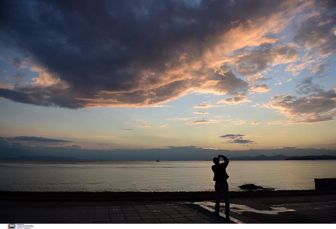 Ο καιρός σήμερα: Τοπικές βροχές και νοτιάδες – Πού θα εκδηλωθούν καταιγίδες