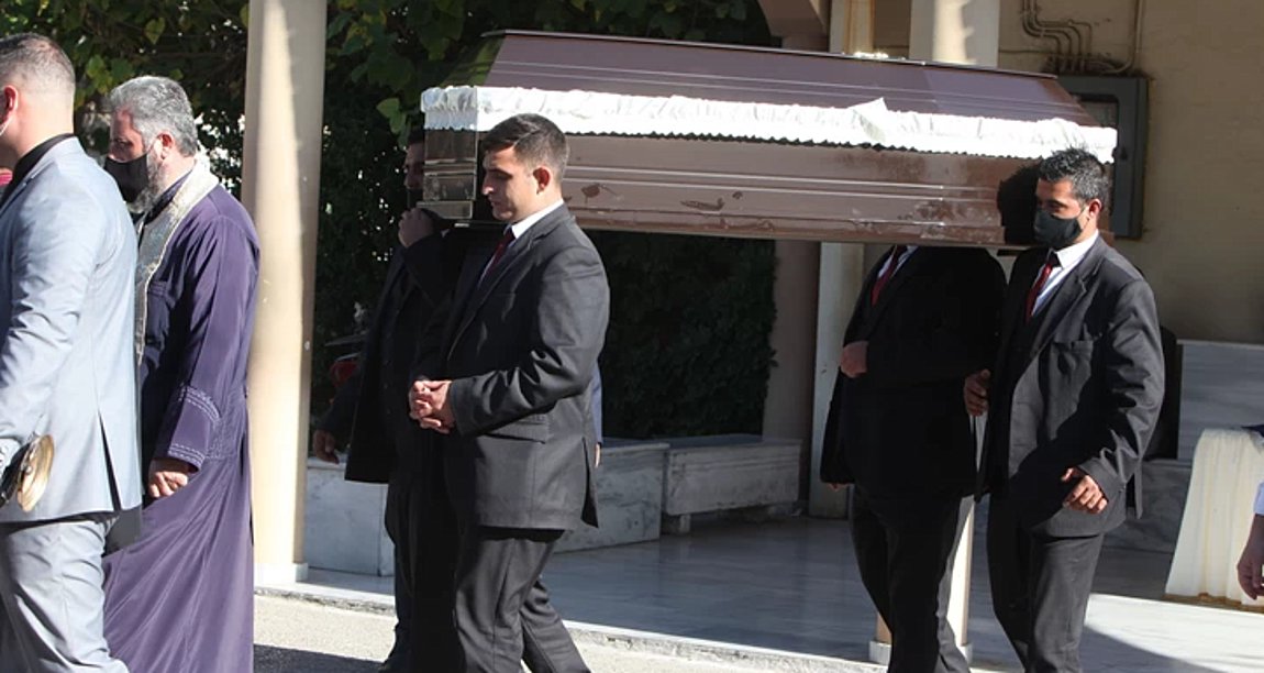 Σε κλίμα οδύνης η κηδεία του Τάκη Μπουγά – Συντετριμμένη η Άννα Φόνσου