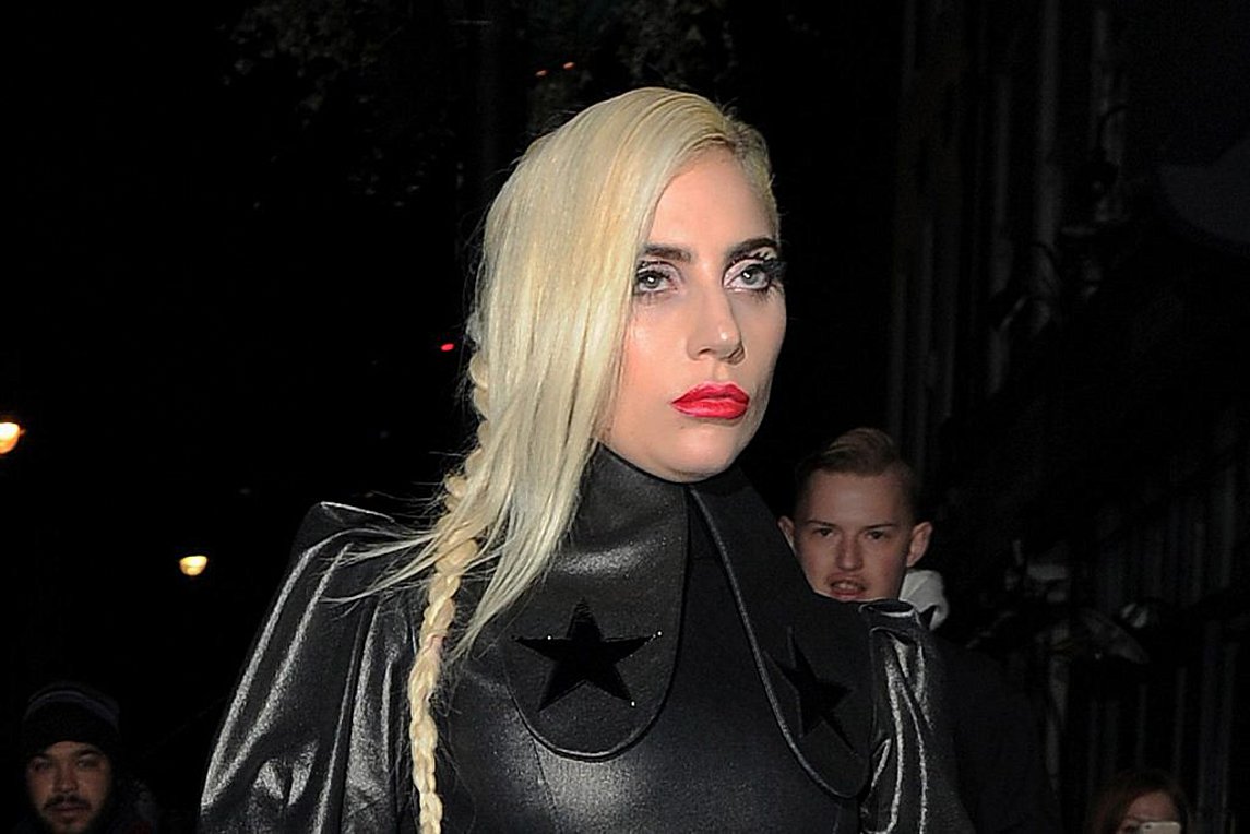 H Lady Gaga… αστραφτερή με Alexander McQueen