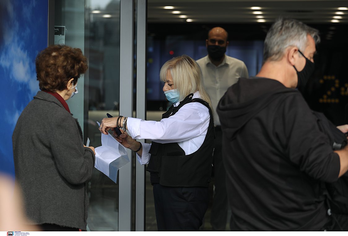 Σε καραντίνα οι ανεμβολίαστοι – Τα νέα μέτρα που εξετάζουν κυβέρνηση και επιστήμονες