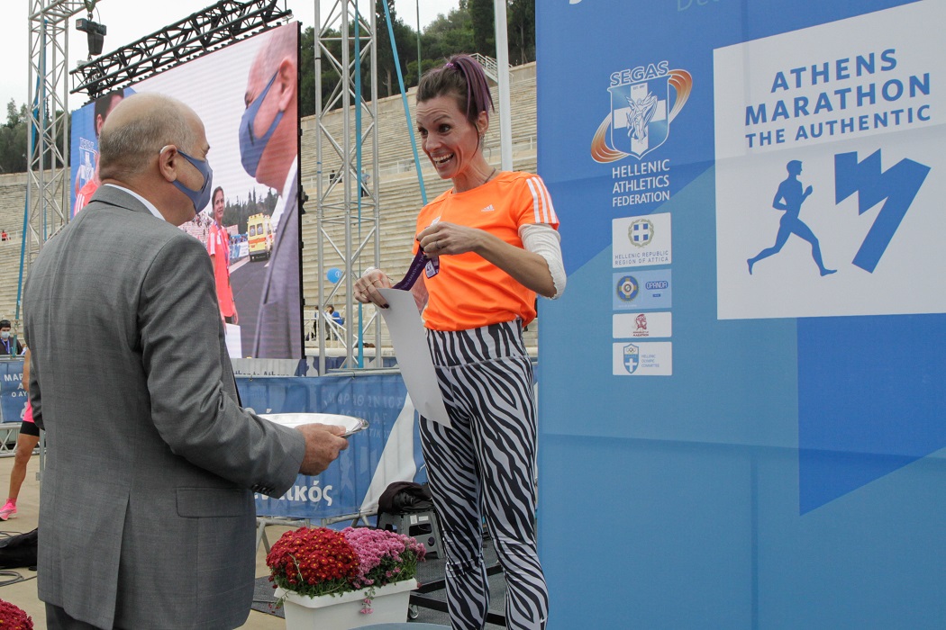  Ο Σπύρος Φωκάς, Α’ Αντιπρόεδρος ΟΠΑΠ, βραβεύει την Κατερίνα Ασημακοπούλου, 2η μεγάλη νικήτρια του 38ου Αυθεντικού Μαραθωνίου