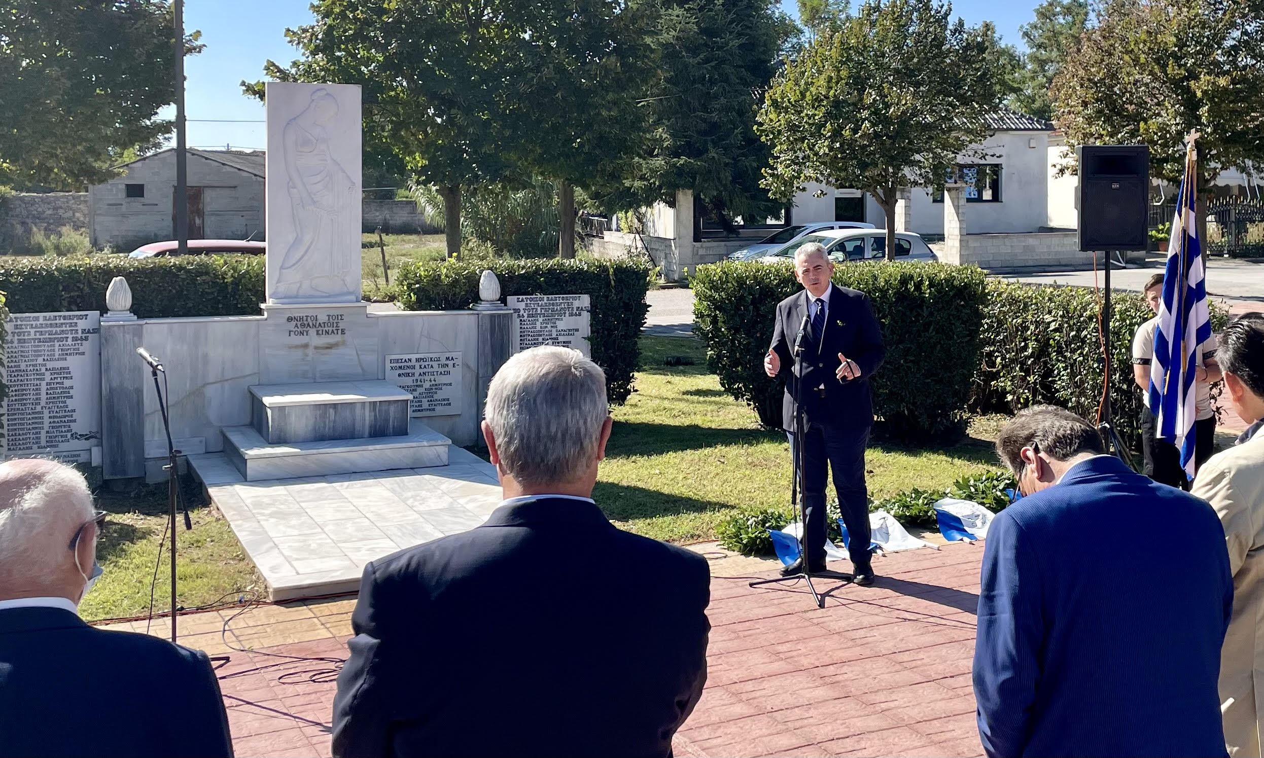 Ο Μάξιμος Χαρακόπουλος μιλώντας στο μνημείο των 43 εκτελεσθέντων πατριωτών στο Ελευθέριο.