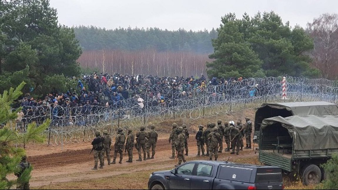 Εκατοντάδες μετανάστες παραμένουν αποκλεισμένοι στα σύνορα Λευκορωσίας-Πολωνίας
