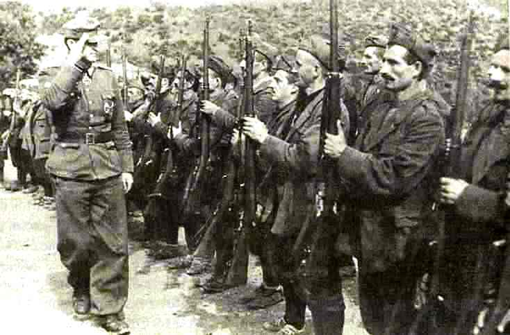 Τσάμηδες, με ιταλικές στρατιωτικές στολές, επιθεωρούνται από Ναζί Γερμανό αξιωματικό… Τσάμηδες, με ιταλικές στρατιωτικές στολές, επιθεωρούνται από Ναζί Γερμανό αξιωματικό…