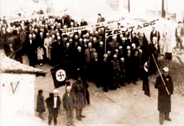 Οι Τσάμηδες της Θεσπρωτίας, με πανώ και σβάστικες, υποδέχονται τον Γερμανικό Στρατό Οι Τσάμηδες της Θεσπρωτίας, με πανώ και σβάστικες, υποδέχονται τον Γερμανικό Στρατό