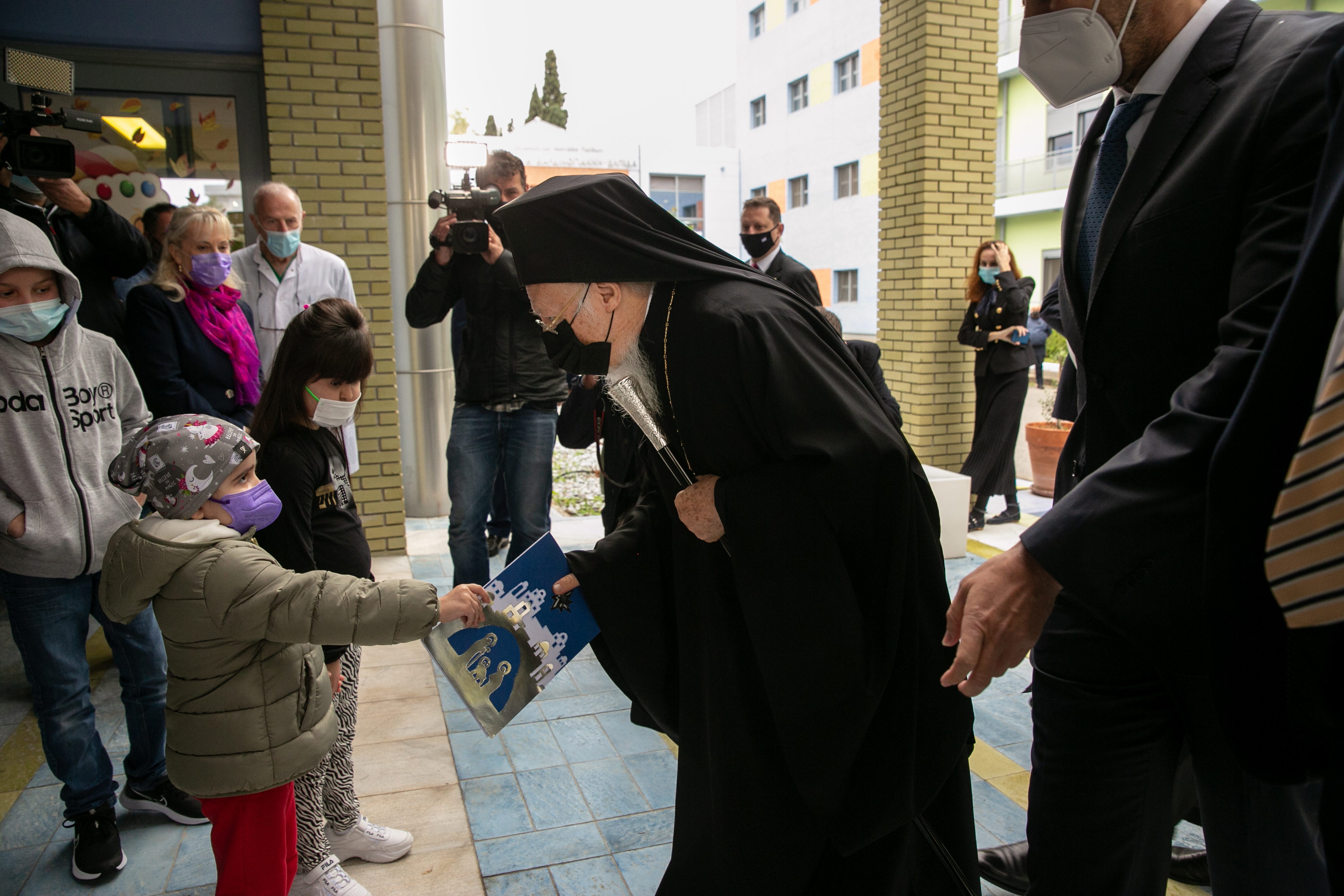 Μικρά παιδιά υποδέχονται τον Οικουμενικό Πατριάρχη