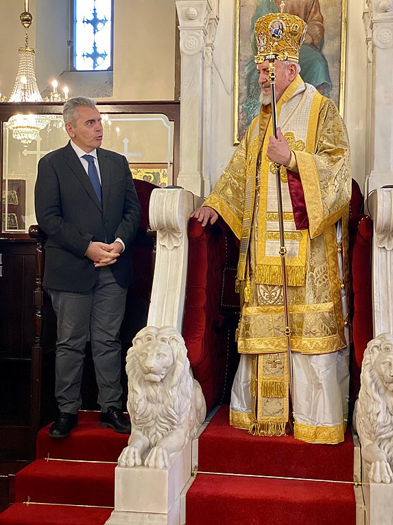 Ο Μάξιμος Χαρακόπουλος προσφωνώντας τον μητροπολίτη Χαλκηδόνος στον καθεδρικό ναό της Αγίας Τριάδος
