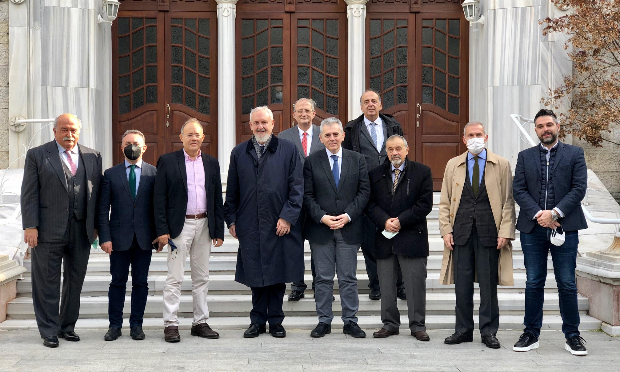 Ο επικεφαλής της ΔΣΟ με τα μέλη της ελληνικής αντιπροσωπείας, τον μητροπολίτη Εμμανουήλ και τους εφοροεπίτροπους του Ι. Ναού της Αγίας Τριάδας Χαλκηδόνος