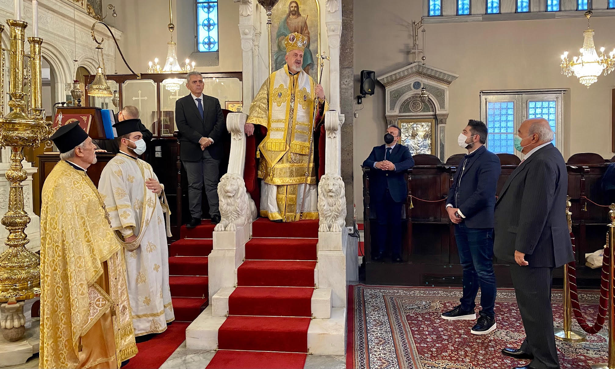 Ο Μάξιμος Χαρακόπουλος προσφωνώντας τον μητροπολίτη Χαλκηδόνος στον καθεδρικό ναό της Αγίας Τριάδος