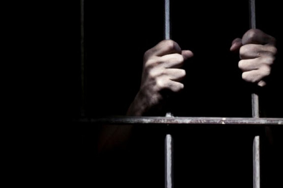 Στη… φυλακή για το οπλοστάσιο και τα ναρκωτικά