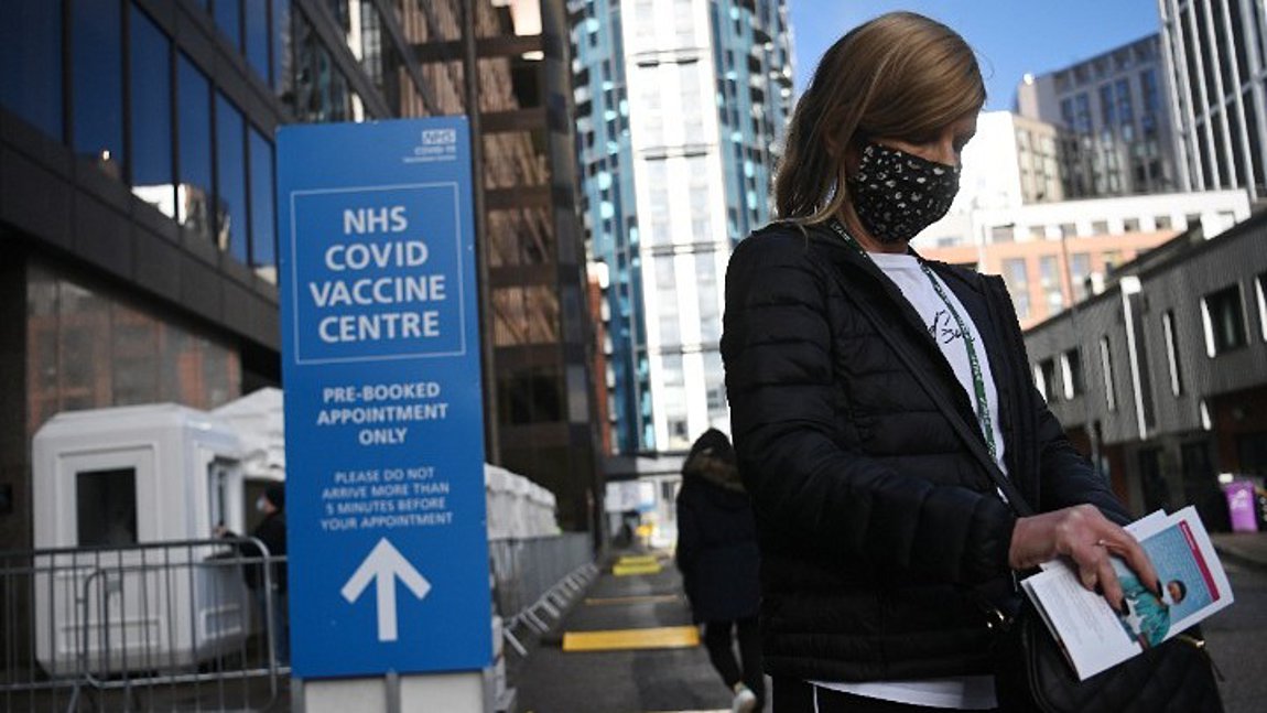 Βρετανία – κορωνοϊός: Ουρές στα κέντρα εμβολιασμού – Εξαντλούνται τα τεστ