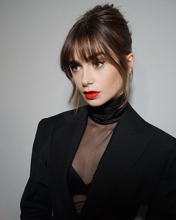 Lily Collins: Φόρεσε ένα ημιδιαφανές turtleneck bodysuit