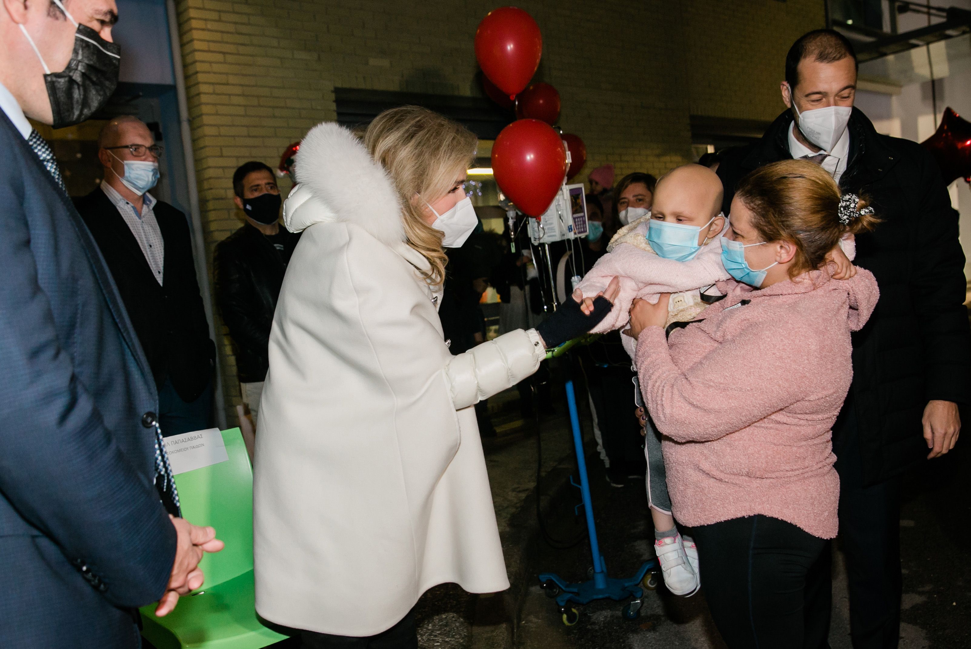 Θάνος Πλεύρης, Μαριάννα Β. Βαρδινογιάννη, Μανώλης Παπσάββας με την μικρή Διονυσία και την μητέρα της