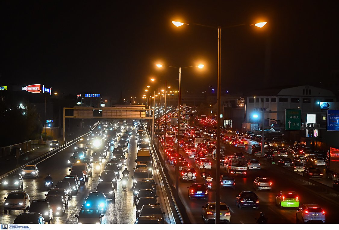 Κίνηση στους δρόμους: Μποτιλιάρισμα και ουρές στην Αθήνα – Ποιοι δρόμοι είναι κλειστοί