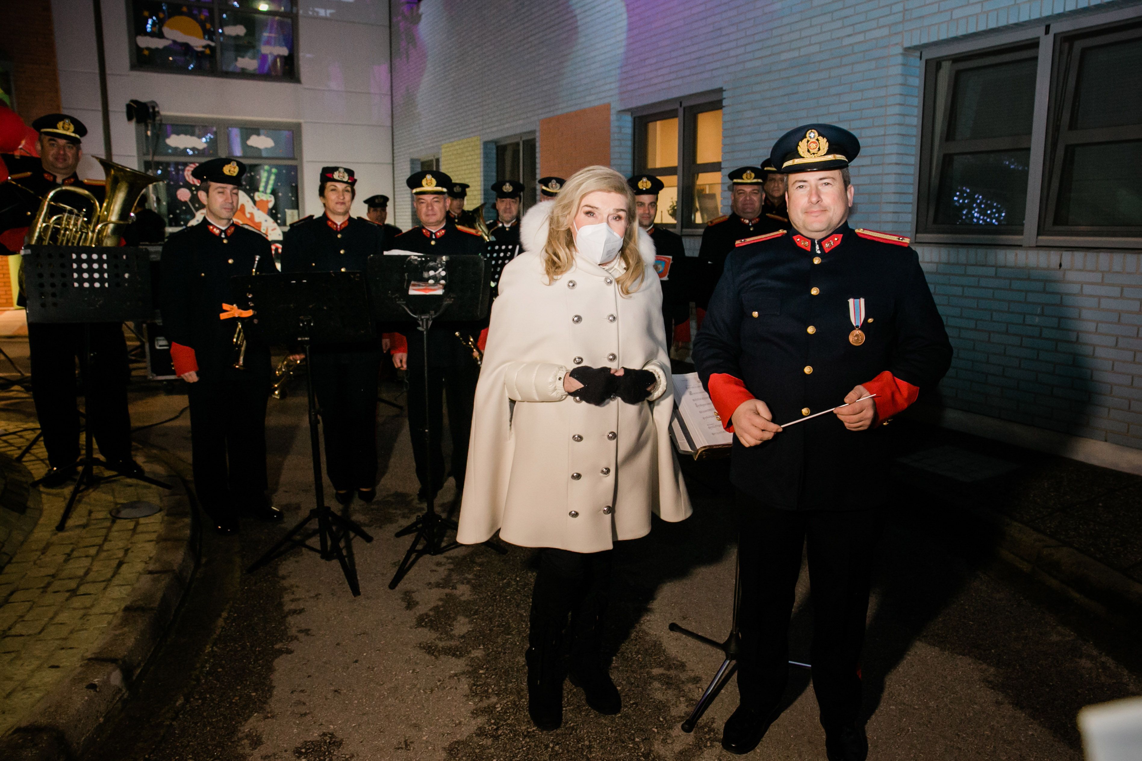 Η Μαριάννα Β. Βαρδινογιάννη με την Μπάντα του Πυρσβεστικού Σώματος 