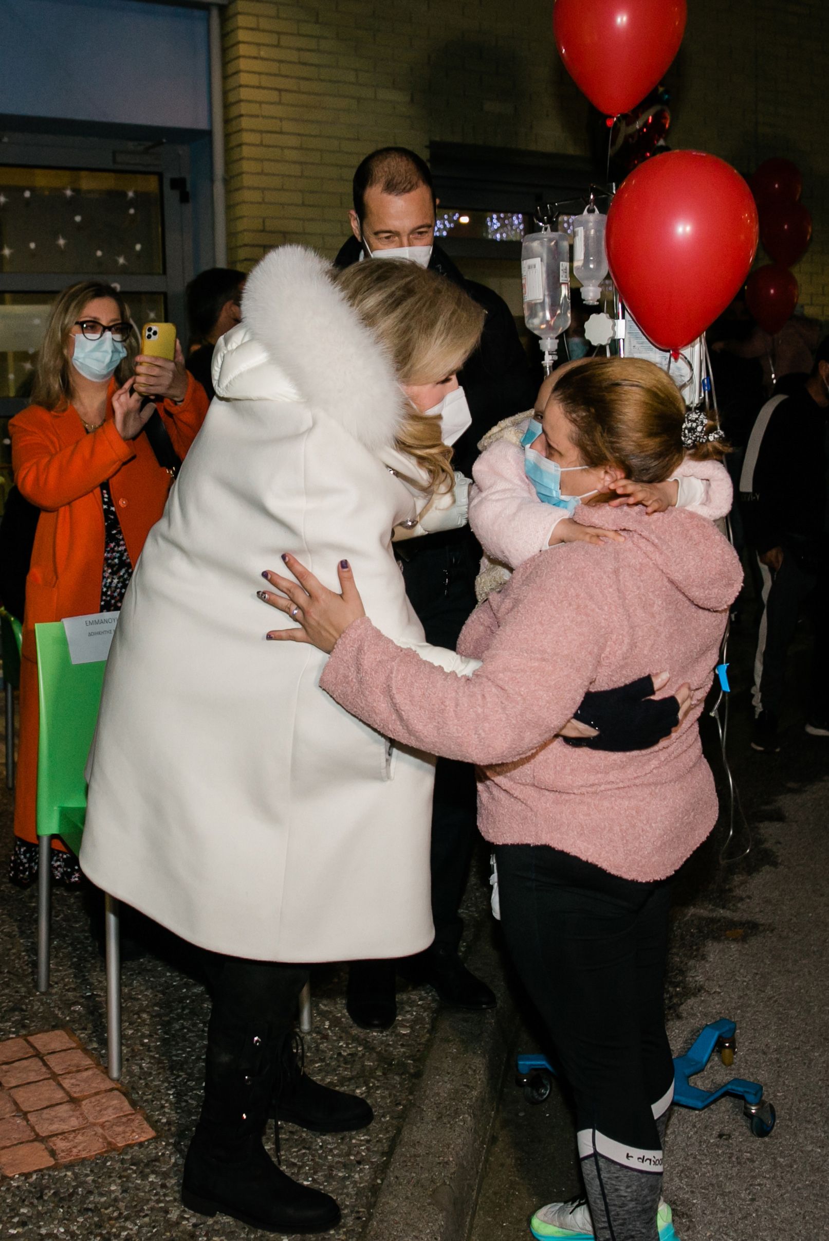 Η Μαριάννα Β. Βαρδινογιάννη με την μικρή Διονυσία και την μητέρα της