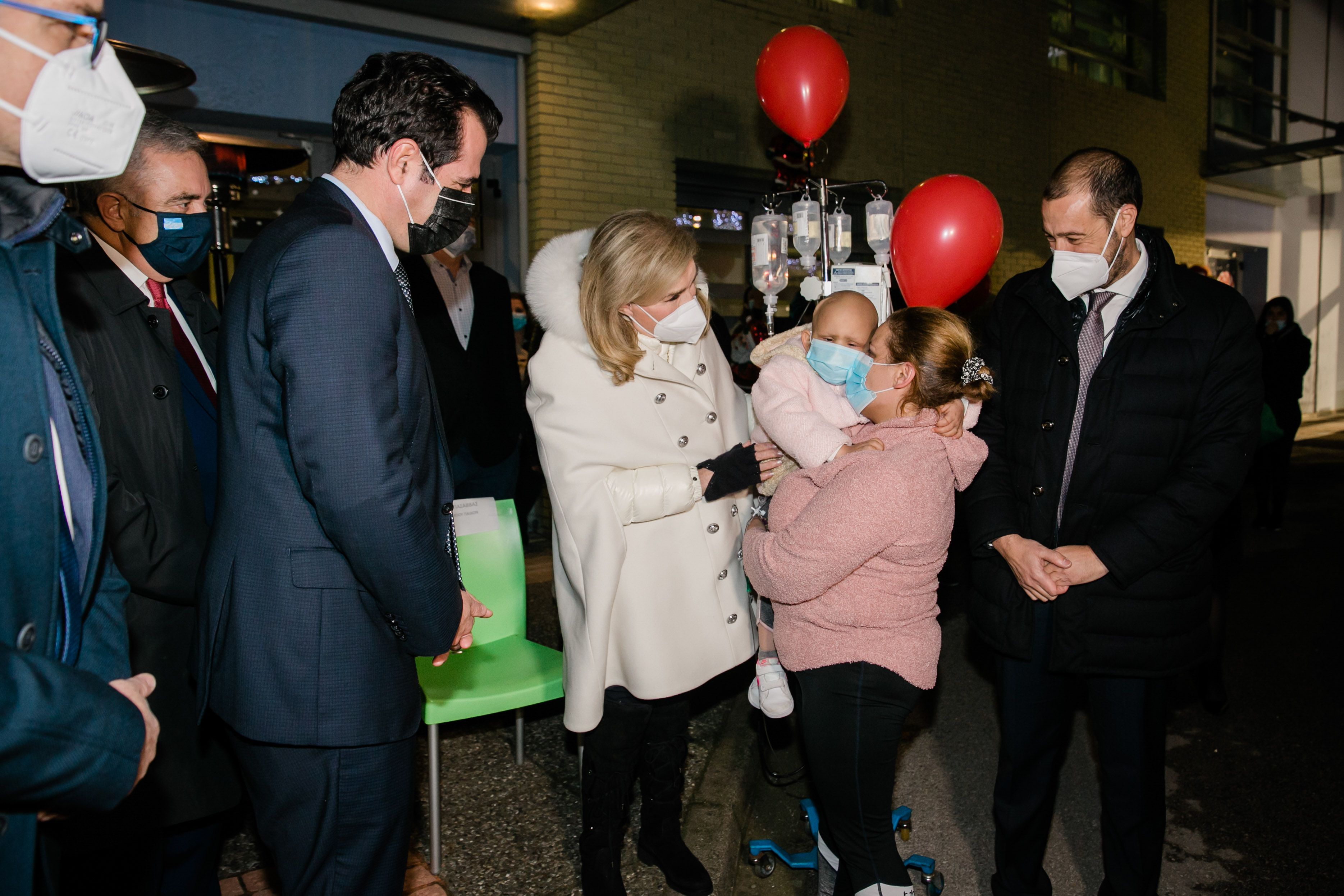 Θάνος Πλεύρης, Μαριάννα Β. Βαρδινογιάννη, Μανώλης Παπσάββας με την μικρή Διονυσία και την μητέρα της