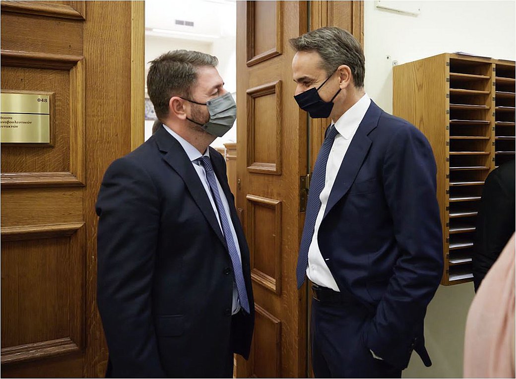 Μητσοτάκης-Ανδρουλάκης: Τι είπαν σε σύντομο τετ-α-τετ στη Βουλή