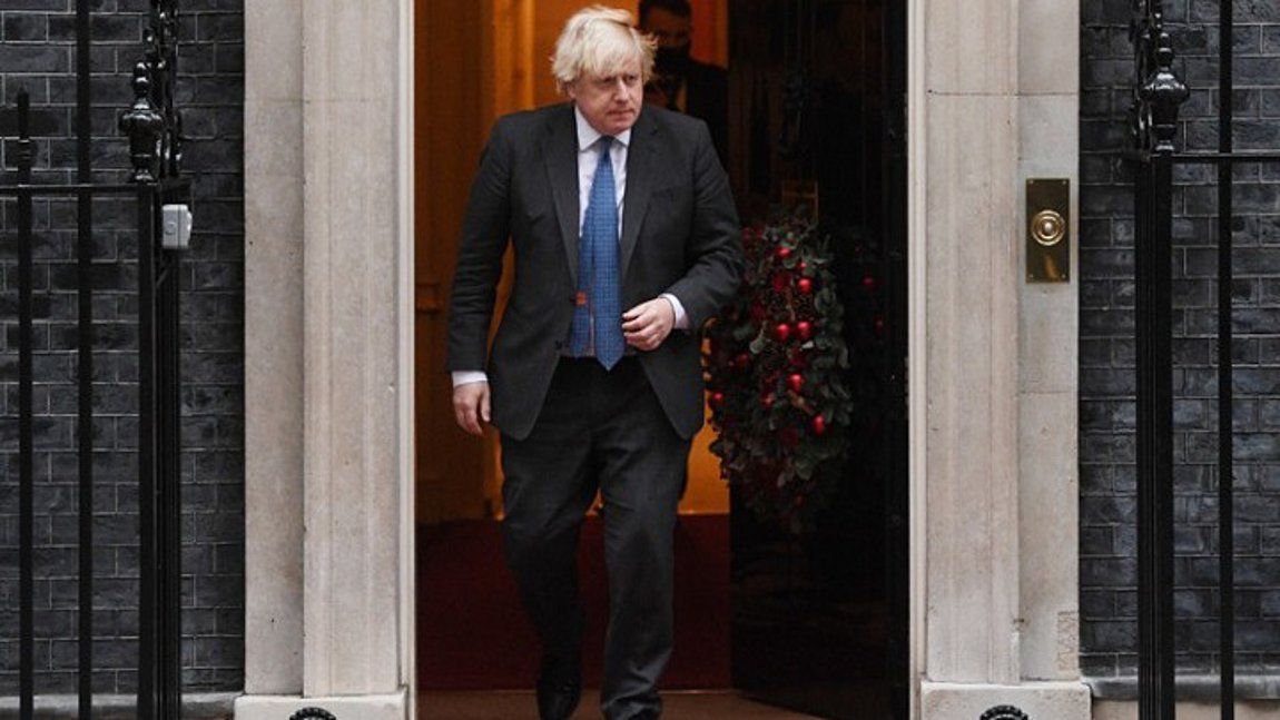 Bρετανία – Χριστουγεννιάτικο μήνυμα Τζόνσον: Εμβολιαστείτε, είναι ένα καταπληκτικό δώρο