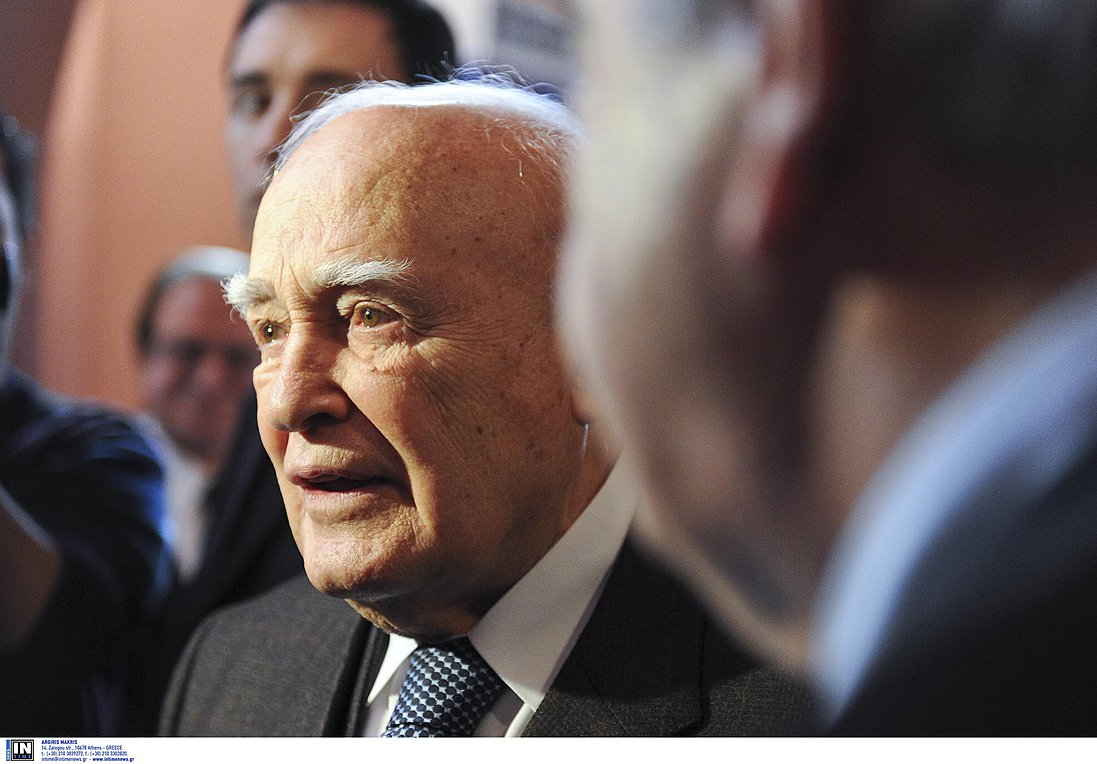 Ο πολιτικός κόσμος «αποχαιρετά» τον Κάρολο Παπούλια