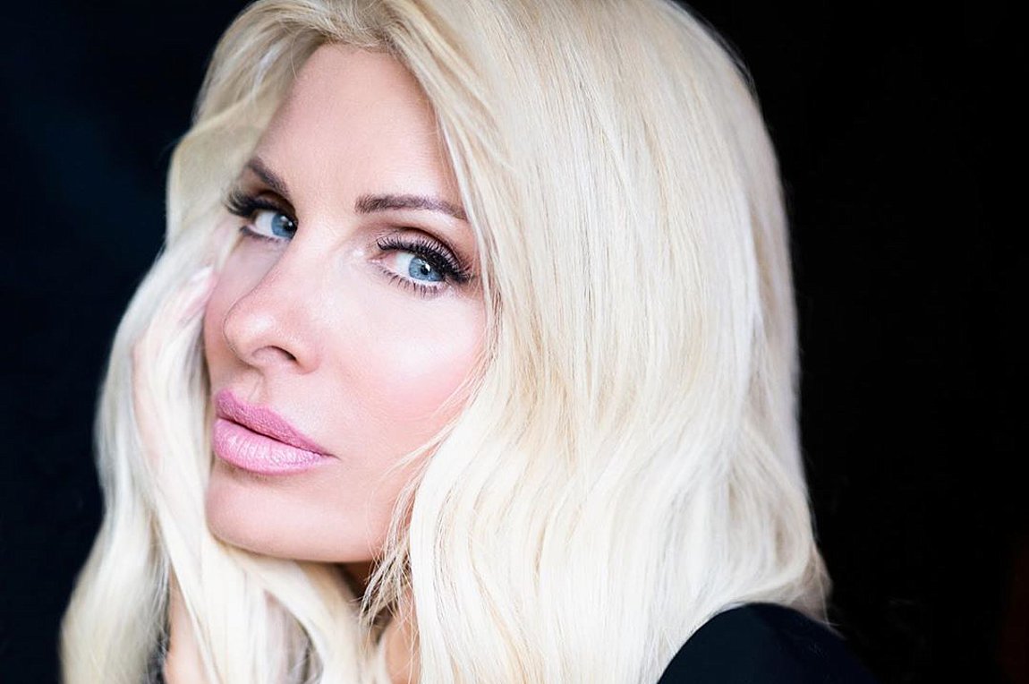 Ελένη Μενεγάκη: Διαχρονικά όμορφη με φόρεμα Vassilis Zoulias