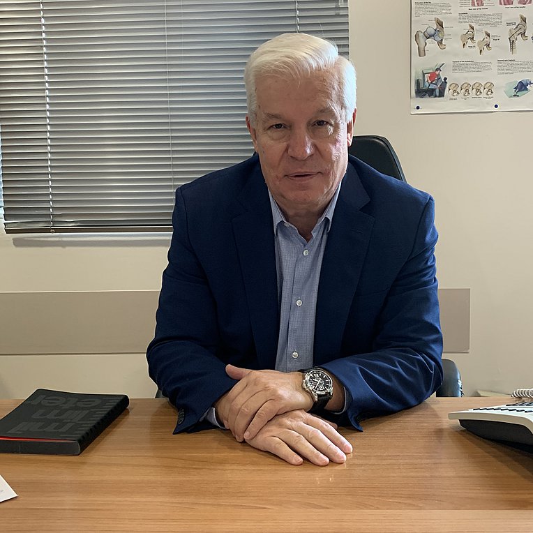 Σύγχρονες τεχνικές στην αρθροπλαστική ισχίου και γόνατος – Αρθρο του Β. Μπιτούνη