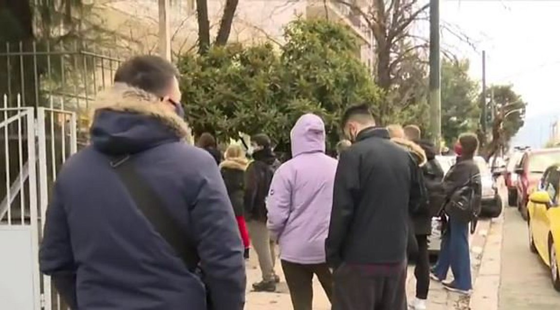 Ουρές για rapid test πριν από το πρωτοχρονιάτικο ρεβεγιόν
