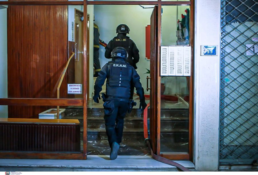 اخبار اليونان - أجيوس بانتيليموناس: القبض على أجنبي كان يحتجز شريكته السابقة ويهدد بتفجير المبنى السكني - صور - فيديو