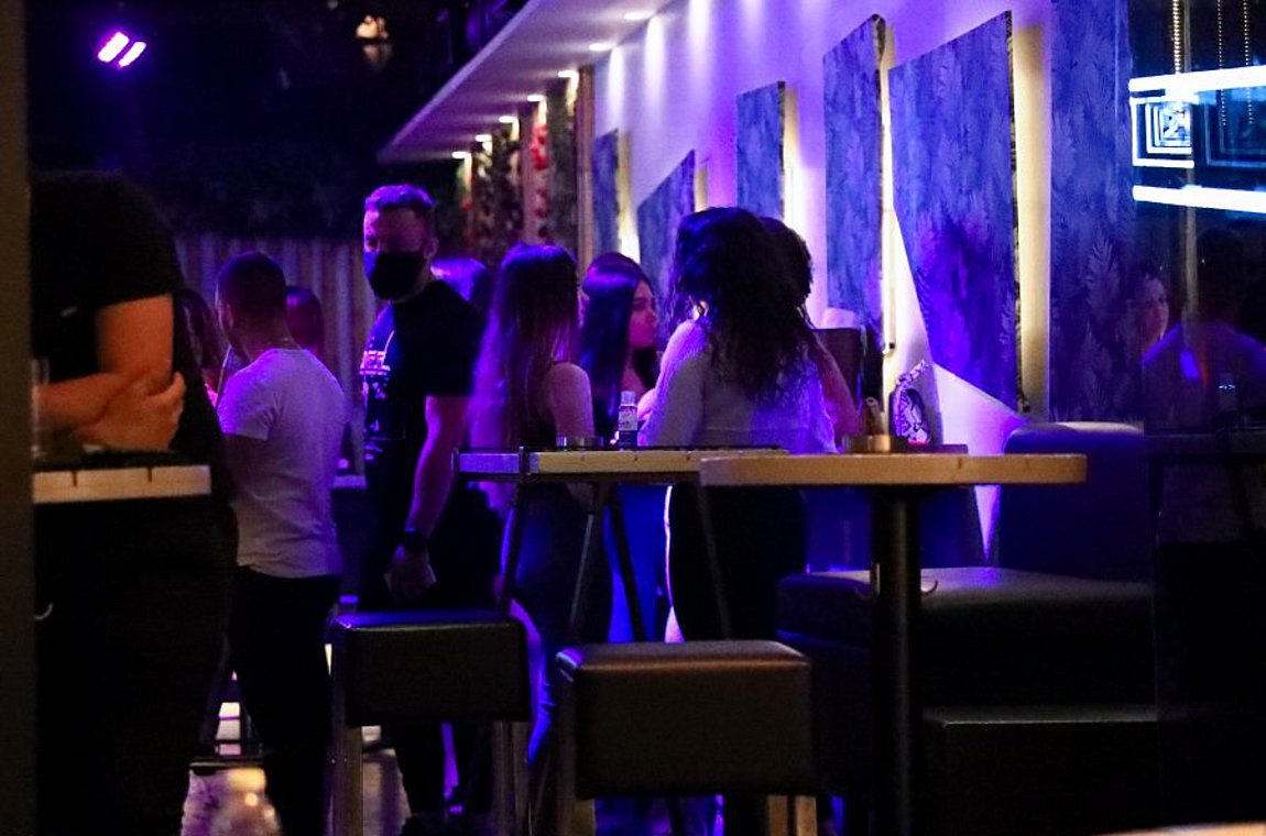 Μπουρνάζι: Έφοδος της αστυνομίας σε μαγαζί με 400 άτομα – Βίντεο