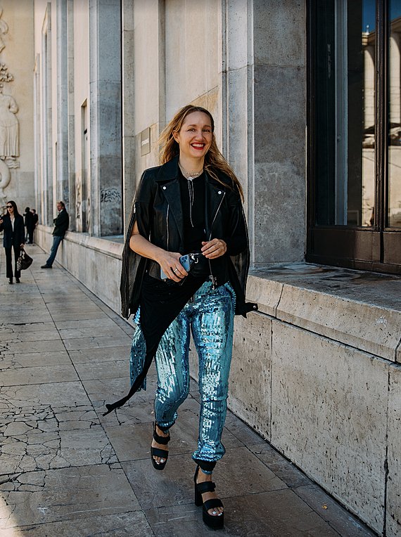 6 looks που θα σας πείσουν να φορέσετε το αμάνικο jacket