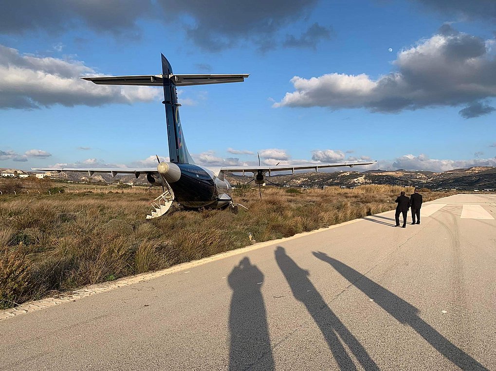 Περιπετειώδης προσγείωση στη Μήλο: Εκτός διαδρόμου βρέθηκε αεροσκάφος – Βίντεο