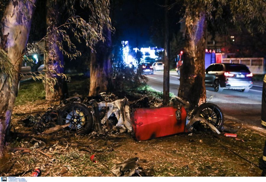 تحطم سيارة فيراري في فولا - سيارة فيراري تتحطم في حادث مأساوي في فولا ، مع فولياجميني - فيديو
