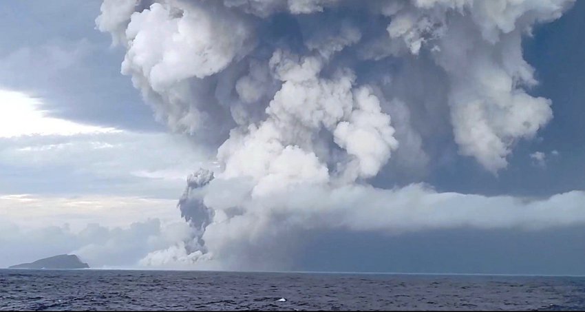 Νότιος Ειρηνικός: Προειδοποίηση για τσουνάμι σε αρκετά νησιωτικά κράτη μετά από έκρηξη ηφαιστείου στην Τόνγκα - Βίντεο