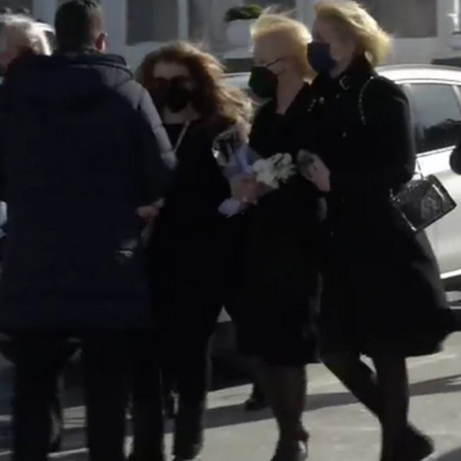 Κηδεία Τζώρτζη Μονογυιού: Το σπαρακτικό αντίο της μητέρας του - Λύγισε η αδερφή του - Βίντεο