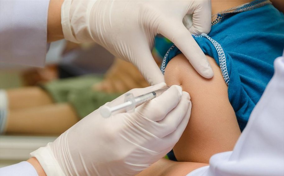 O ΠΟΥ συστήνει την χορήγηση του εμβολίου της Pfizer σε παιδιά 5-11 ετών