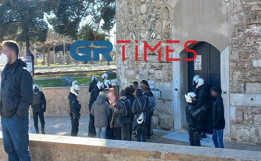 Θεσσαλονίκη: Επιχείρησαν να αναρτήσουν πανό στον Λευκό Πύργο - Προσαγωγές μελών της νεολαίας του ΣΥΡΙΖΑ 