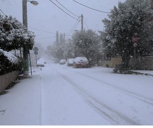 Σε κλοιό χιονιά η χώρα - Επιδείνωση τις επόμενες ώρες - Πού θα είναι έντονα τα φαινόμενα 