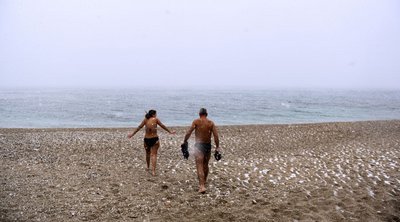 Τολμηροί κολυμβητές στις χιονισμένες παραλίες της Αθήνας - Εικόνες