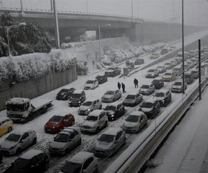 Χάος στην Αττική Οδό: Στο έλεος του χιονιά χιλιάδες οδηγοί - Η ΕΜΑΚ φέρνει κουβέρτες, νερά και τρόφιμα - Βοήθεια και από τον Στρατό