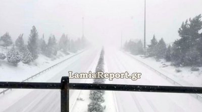 Χιονίζει ασταμάτητα στην εθνική οδό Αθηνών-Λαμίας-Στις Ράχες σταματούν τα φορτηγά - ΒΙΝΤΕΟ 