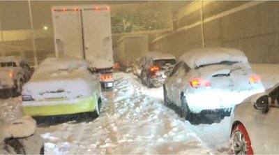 Χάος στην Αττική Οδό: Στο έλεος του χιονιά χιλιάδες οδηγοί - Η ΕΜΑΚ φέρνει κουβέρτες, νερά και τρόφιμα - Βοήθεια και από τον Στρατό