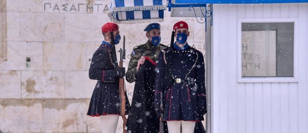 Χιόνια και στο Σύνταγμα - Εντυπωσιακές εικόνες από το κέντρο της Αθήνας