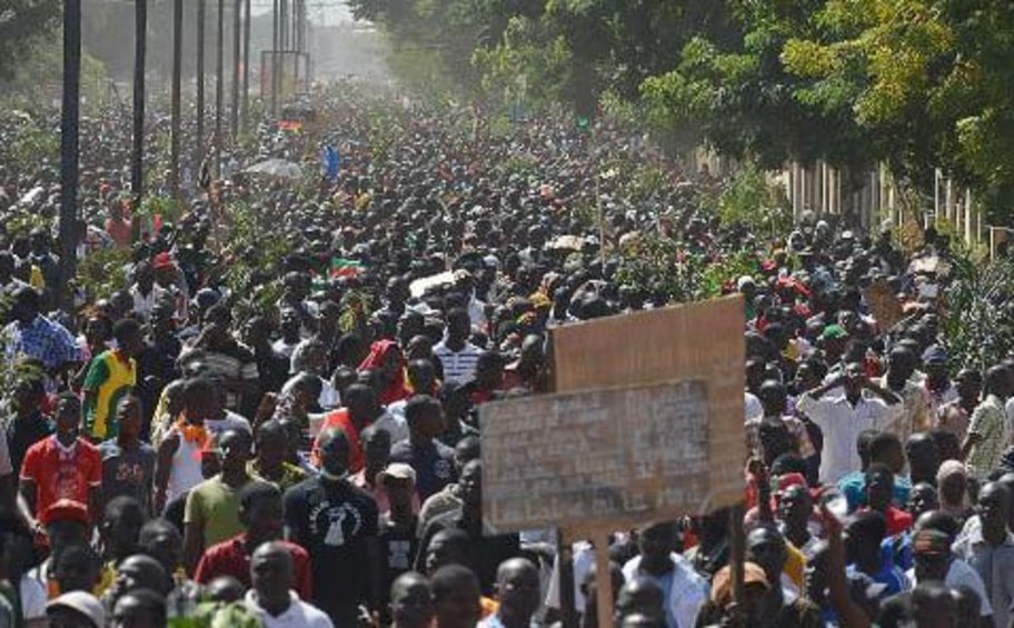 Μπουρκίνα Φάσο: Διαδηλωτές χαιρετίζουν το πραξικόπημα - Ξανανοίγουν τα σύνορα - Υγιής ο πρώην πρόεδρος - Βίντεο
