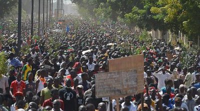 Μπουρκίνα Φάσο: Διαδηλωτές χαιρετίζουν το πραξικόπημα - Ξανανοίγουν τα σύνορα - Υγιής ο πρώην πρόεδρος - Βίντεο