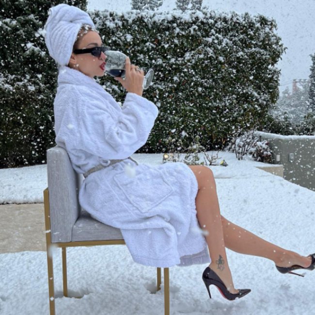 Η «επέλαση» των celebrities στη χιονισμένη Αθήνα - Φωτογραφίες