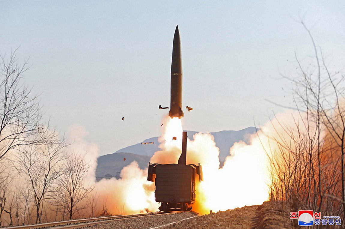 Η Β. Κορέα εκτόξευσε 8 βαλλιστικούς πυραύλους μικρού βεληνεκούς προς  ανατολική κατεύθυνση | ενότητες, κόσμος | Real.gr