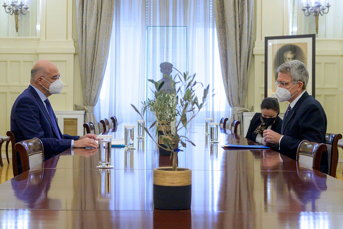 Ελληνοαμερικανικές σχέσεις και Ουκρανία στο επίκεντρο της συνάντησης Δένδια – Πάιατ