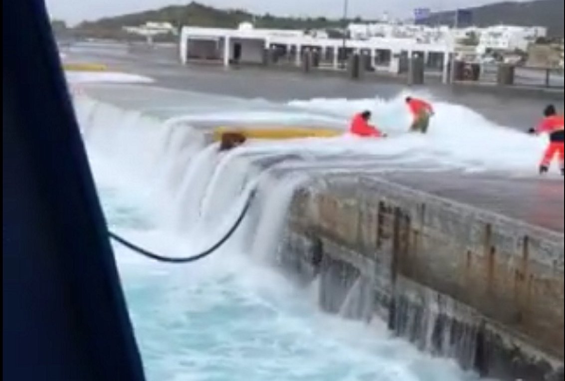 Τήνος: Τους παρέσυρε το κύμα την ώρα που έλυναν κάβους – BINTEO